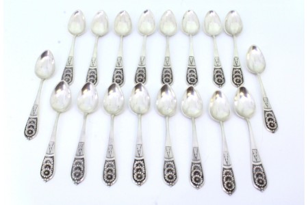 Conjunto de dezoito colheres de sobremesa em prata com relevos florais nos cabos.